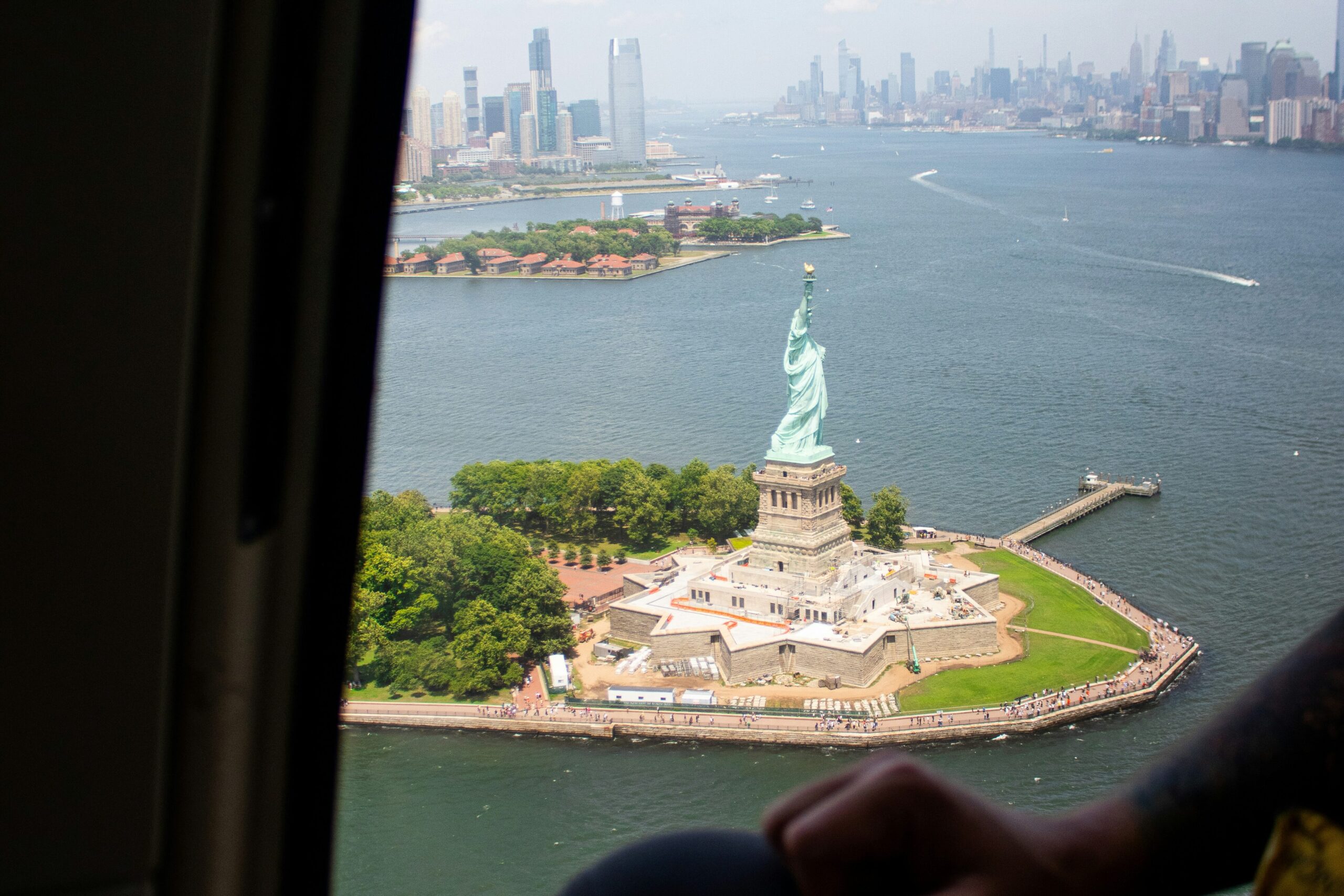 Bay qua bức tượng Tượng Nữ thần Tự do New York, Mỹ